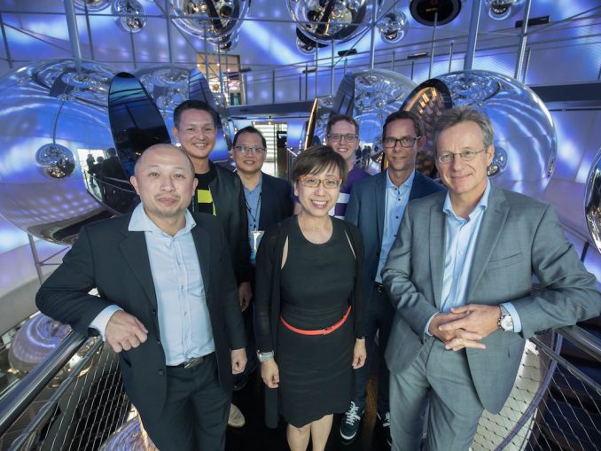 Auch bei den Gästen aus Singapur ein beliebtes Fotomotiv und fast schon ein Wahrzeichen von Linz: Die voestalpine Stahlwelt. Von links nach rechts: Alan Goh, VP ITMA and CIO of M1, Kim Ee Ng, Dynatrace Singapore Country Director, See Yoong Hwee, Council Member ITMA and CIO of YTL PowerSeraya, Siew Yim Cheng, President ITMA and CIO of JTC, Florian Ortner, Chief Product Officer Dynatrace, Matthias Scharer, SVP Business Operations Dynatrace, Dr. Manfred Immitzer, CEO and Chief Digital Officer of Porsche Informatik GmbH