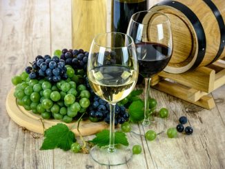 Wein ist mehr als Traubensaft mit Alkohol – zumindest, wenn man sorgfältig „verkostet“. (c) PhotoMIX-Company – Pixabay
