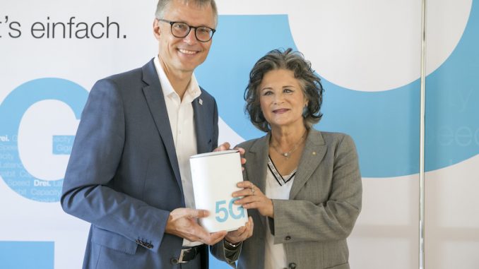 Jan Trionow, CEO Drei, und Hedi Wechner, Bürgermeisterin von Wörgl. (c) Hutchison Drei Austria/APA-Fotoservice/Hetfleisch