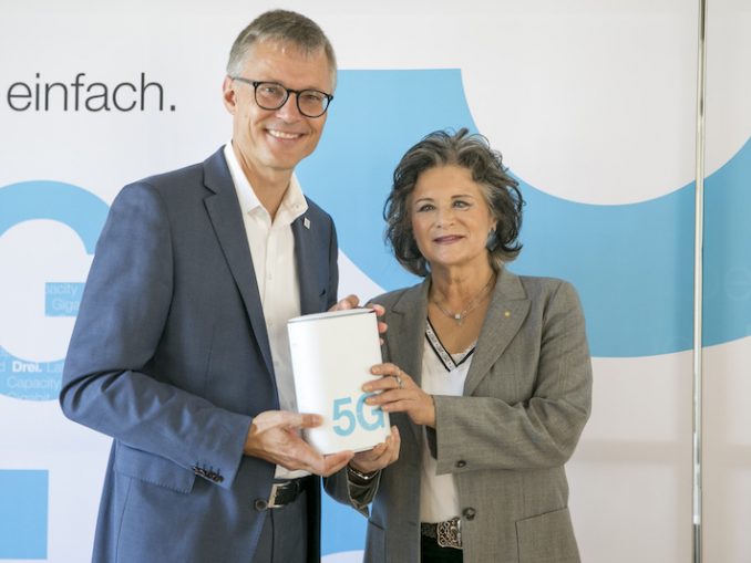 Jan Trionow, CEO Drei, und Hedi Wechner, Bürgermeisterin von Wörgl. (c) Hutchison Drei Austria/APA-Fotoservice/Hetfleisch